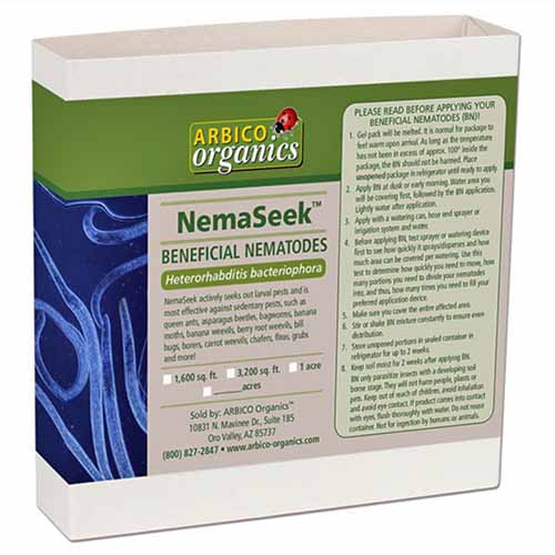 محصول نماتد مفید NemaSeek Hb از Arbico Organics، در بسته بندی کاغذی سفید چاپ شده با رنگ آبی و سبز، جدا شده در زمینه سفید.