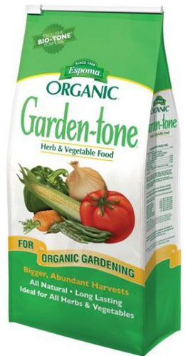 نمای نزدیک از بسته بندی سبز و سفید کود تون اسپوما گاردن برای باغ های ارگانیک.