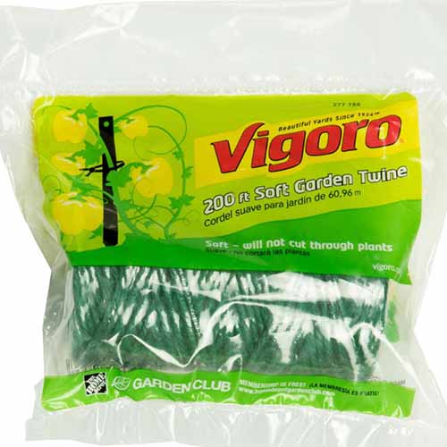 تصویر مربع نزدیک از یک کیسه پلاستیکی از ریسمان نرم باغی ویگورو که روی پس‌زمینه سفید تصویر شده است.