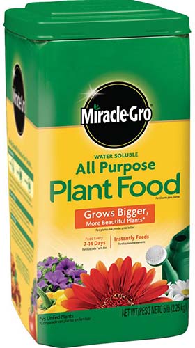 تصویر عمودی نزدیک از بسته بندی غذای گیاهی همه منظوره Miracle Gro در زمینه سفید.