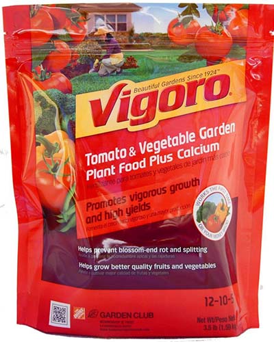 تصویر مربع نزدیک از بسته بندی غذای ویگورو گوجه فرنگی و گیاه باغ سبزی.