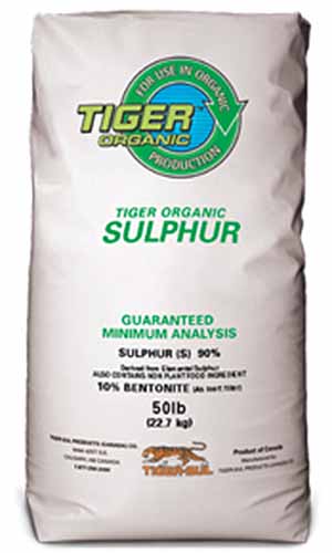 تصویر عمودی نزدیک از بسته بندی Tiger Organic Sulfur که در پس زمینه سفید تصویر شده است.