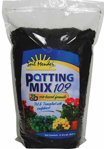 تصویر عمودی نزدیک از بسته بندی Soil Mender Potting Mix 109 در تصویر پس زمینه سفید.