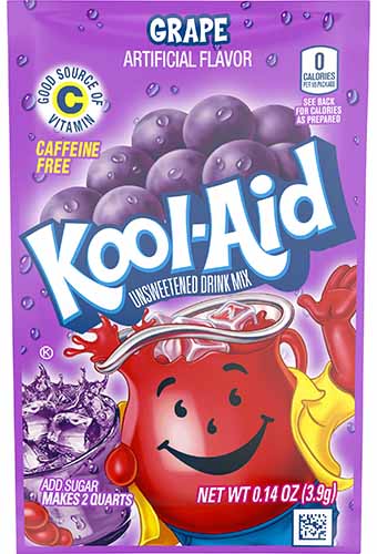 تصویری عمودی نزدیک از بسته بندی ترسناک و ترسناک Grape Kool-Aid.