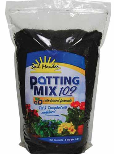 تصویر مربع نزدیک بسته ای از Soil Mender Potting Mix 109 جدا شده روی پس زمینه سفید.