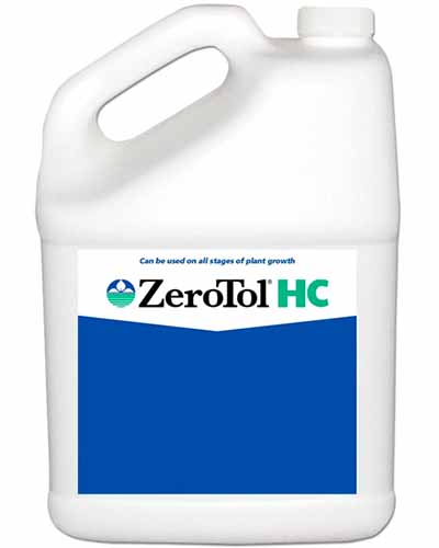 تصویر عمودی نزدیک از یک بطری پلاستیکی ZeroTol HC جدا شده روی پس‌زمینه سفید.