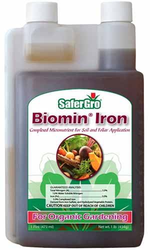 یک تصویر عمودی نزدیک از بسته بندی SaferGro Biomin Iron جدا شده در پس زمینه سفید.