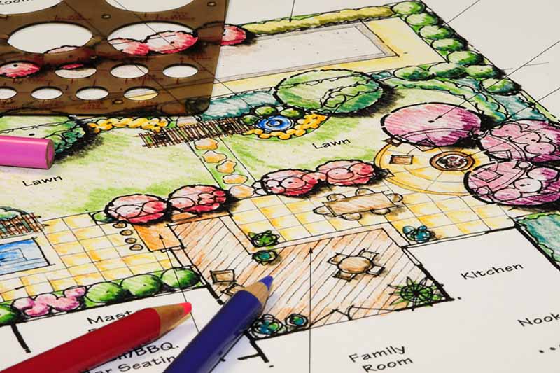 تصویری افقی از طراحی باغچه با مداد رنگی در پایین قاب.