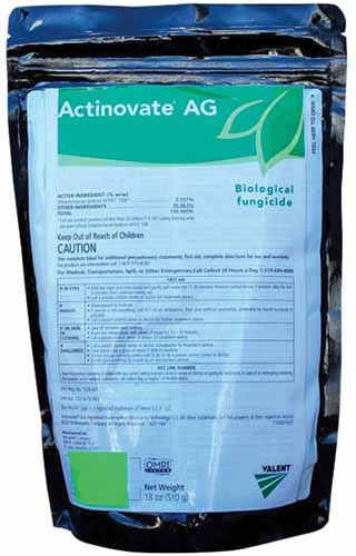 یک تصویر عمودی نزدیک از بسته بندی Actinovate AG جدا شده در پس زمینه سفید.