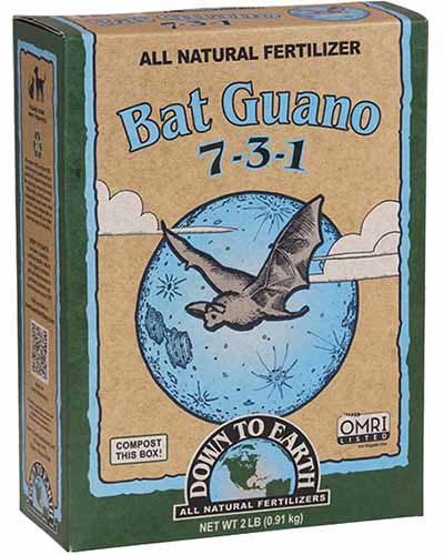 تصویر مربع نزدیک بسته بندی برای Down to Earth Bat Guano جدا شده روی پس زمینه سفید.
