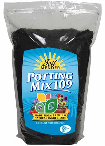 تصویر عمودی نزدیک از کیسه Soil Mender Potting Mix 109 جدا شده روی پس‌زمینه سفید.