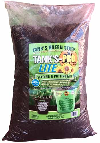 تصویر عمودی نزدیک از کیسه ای از Tank's Pro Lite Potting Mix جدا شده روی پس زمینه سفید.