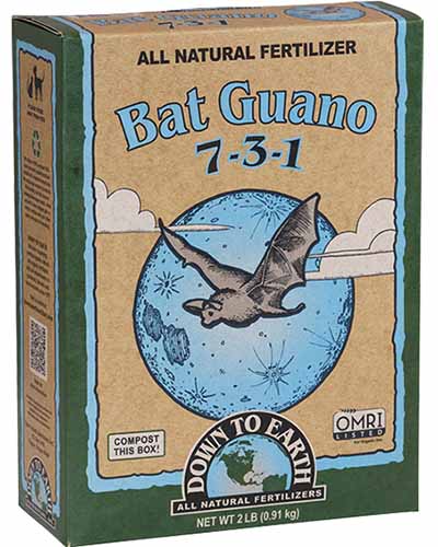 تصویر مربع نزدیک از بسته بندی کود طبیعی خفاش گوانو Down to Earth Bat Guano که روی پس زمینه سفید جدا شده است.