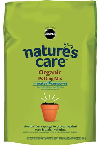 یک تصویر عمودی نزدیک از بسته بندی Miracle-Gro Nature's Care Organic Potting Mix جدا شده روی پس زمینه سفید.