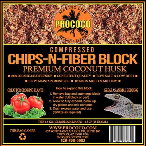 یک تصویر مربع نزدیک از بسته بندی Prococo Chips-N-Fiber Block Premium Husk نارگیل جدا شده روی پس زمینه سفید.