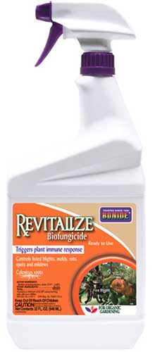 نمای نزدیک از یک بطری اسپری Bonide Revitalize Biofungicide جدا شده در زمینه سفید.